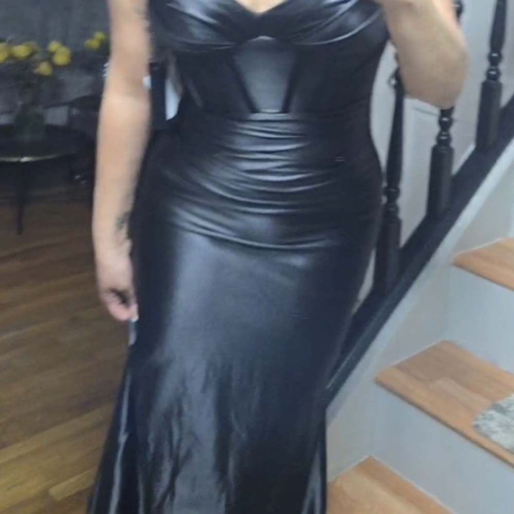 Elegant Black Evening Gown - Picture 6 of 6